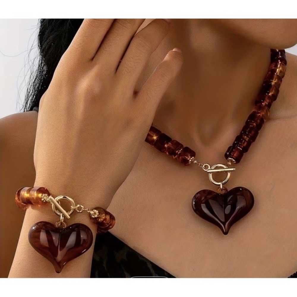 (…4:83)Jewerly Set Acrylic Chain With A Large Heart Pendant And Bracelet